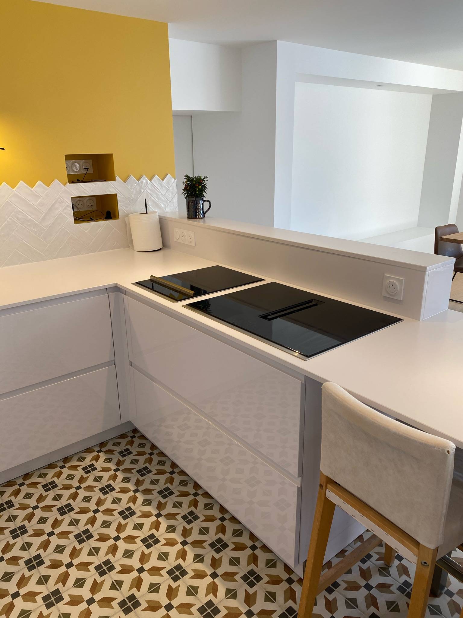 plaque de cuisson dans cuisine équipée