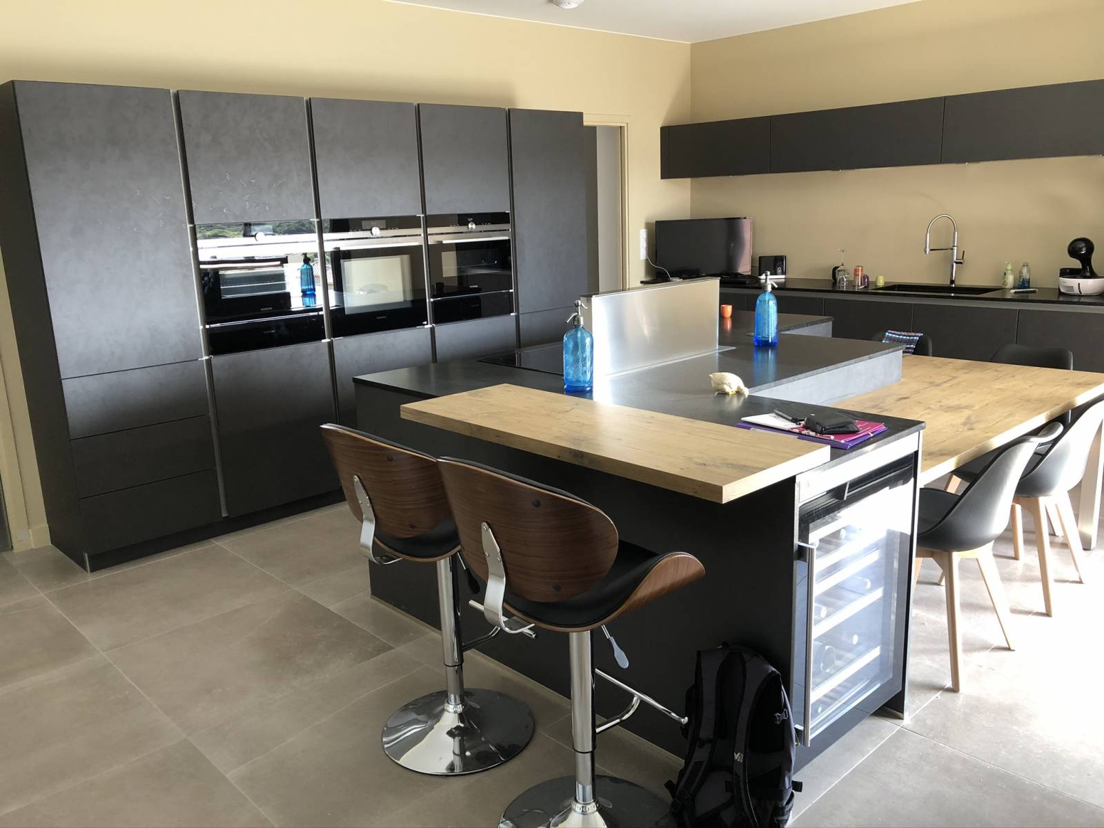 four vapeu intégré dans une cuisine à lyon