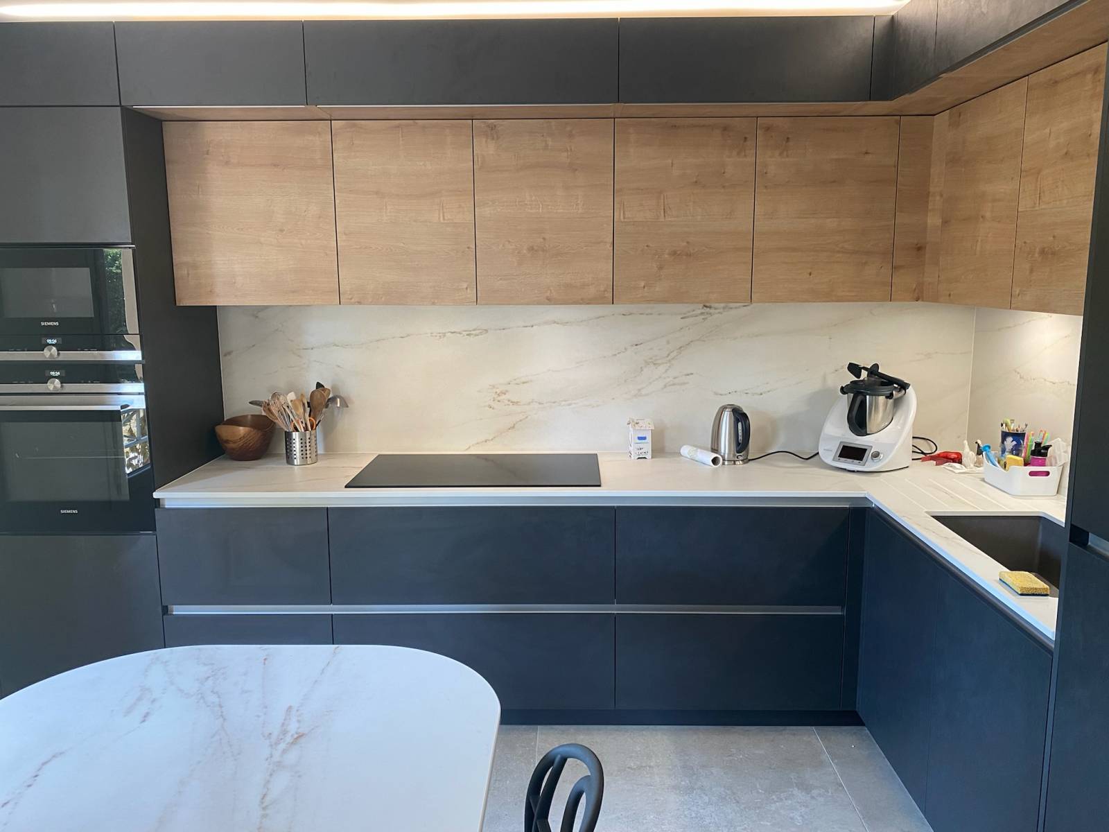 fabrication d'une cuisine haut de gamme sur mesure par un cuisiniste à Anse