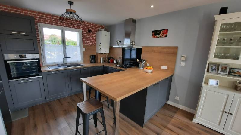 Cuisiniste Lyon 9 : Cuisine en U sans poignées laquée verte