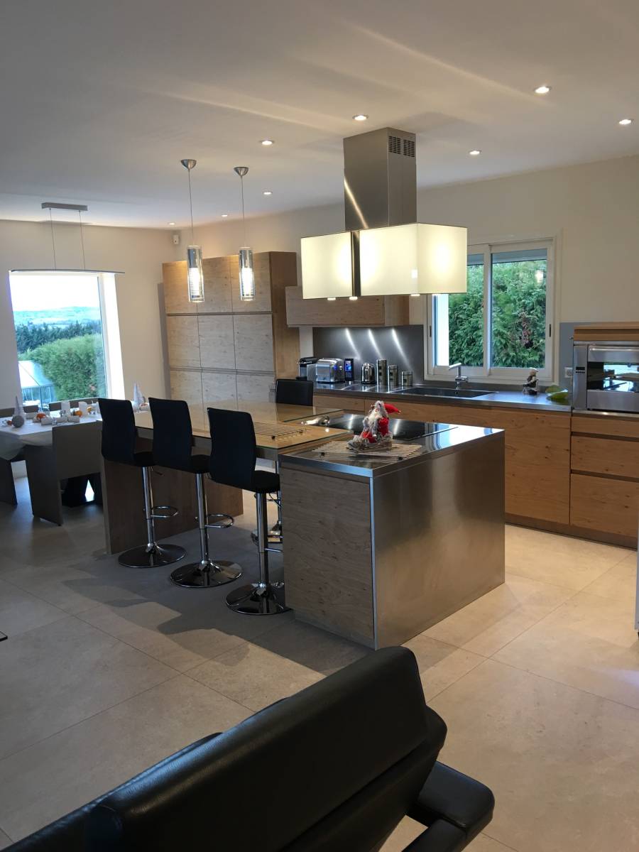 Cuisiniste Lyon 9 : Cuisine en U sans poignées laquée verte