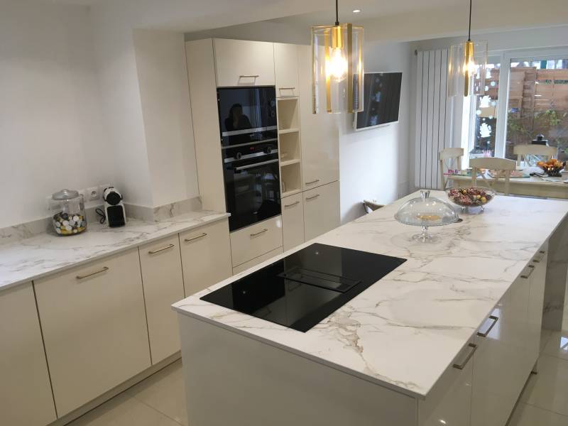 cuisine avec plaque de cuisson en ilot