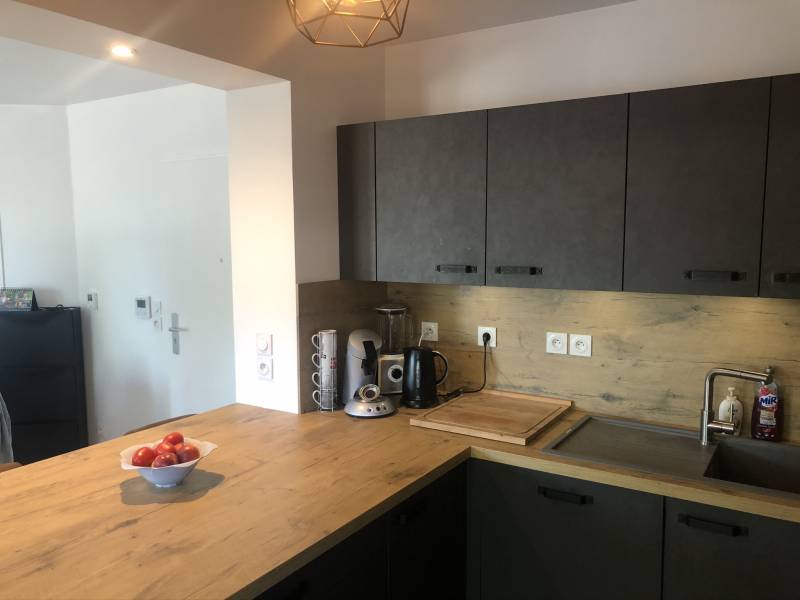 Votre cuisiniste à Saint Fons présente une crédence de cuisine en bois