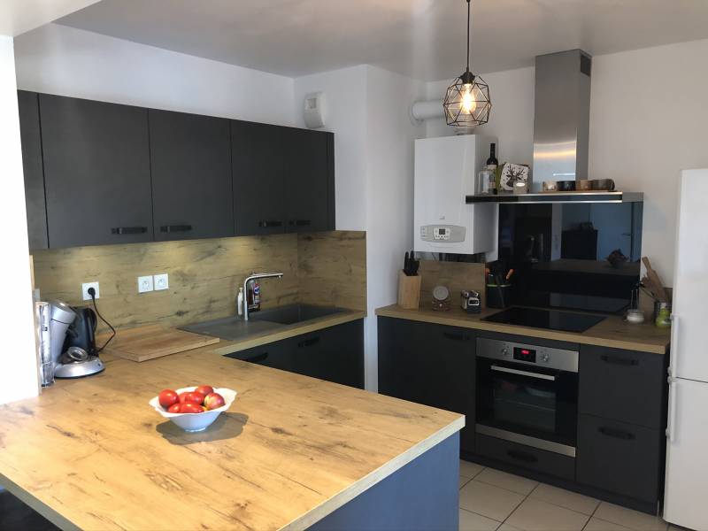 Votre cuisiniste à Saint Fons présente une crédence de cuisine en bois