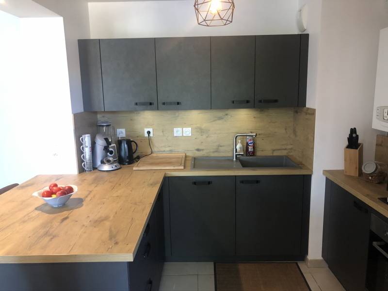 Votre cuisiniste à Saint Fons présente une crédence de cuisine en bois