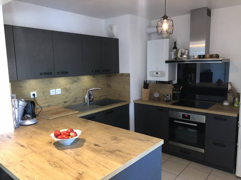 Votre cuisiniste à Saint Fons présente une crédence de cuisine en bois