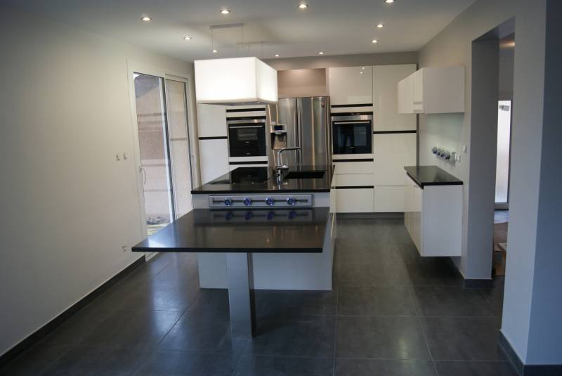 cuisine avec table meyzieu