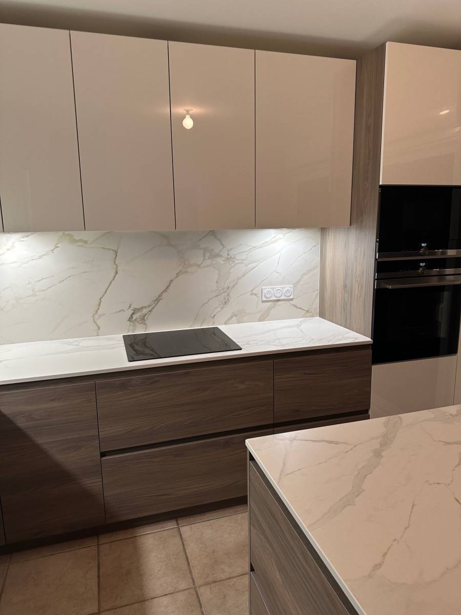 Cuisine Blanche et Bois avec Plan de Travail Dekton Morpheus - Cuisiniste à Ruy (Isère)