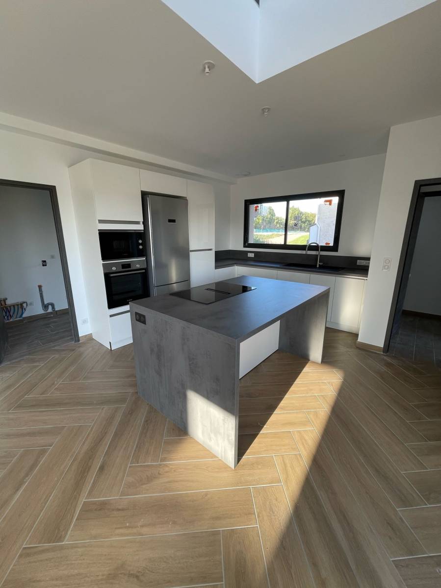 cuisine moderne blanche soucieu en jarest