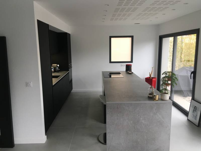 Cuisiniste à Lyon pour fabriquer un ilot central avec table intégrée 