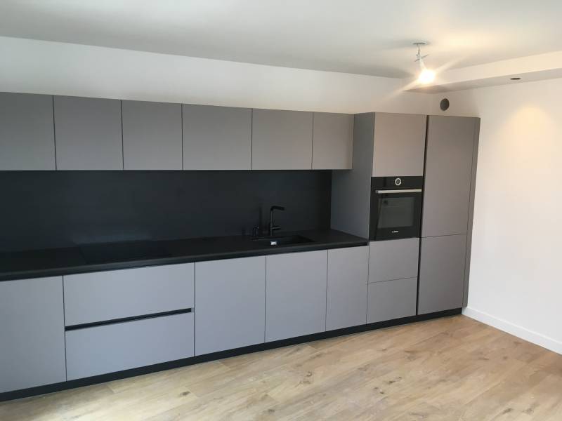 Cuisine linéaire avec plan de travail granit noir lyon 