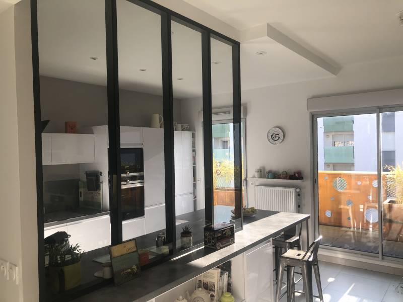 Pose d'une cuisine blanche laquée sans poignées à Lyon