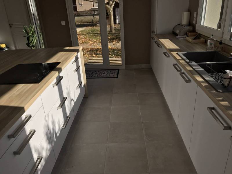 cuisiniste proposant des tables stratifié à saint priest