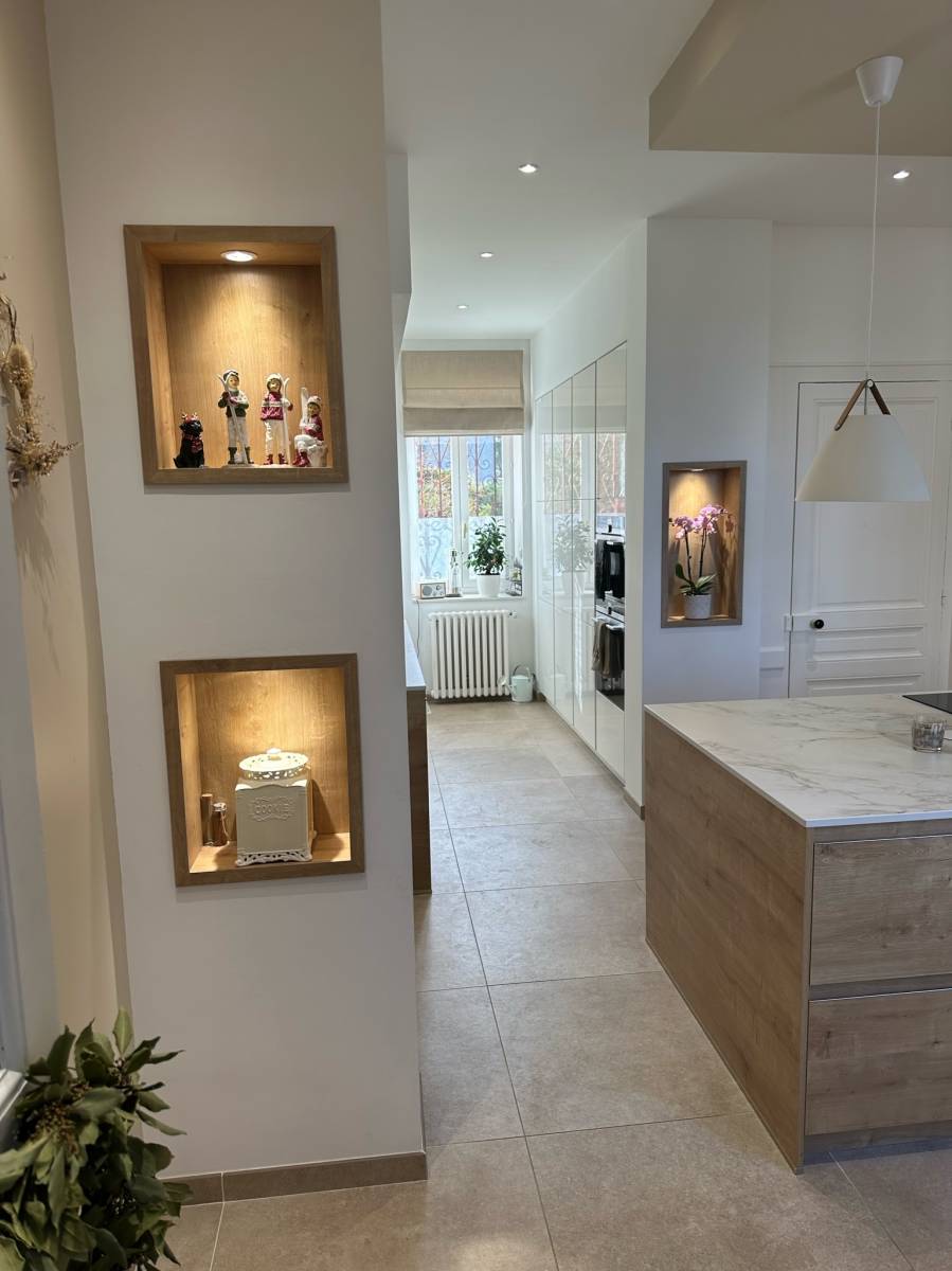 Agencement de cuisine blanche et bois avec dekton 