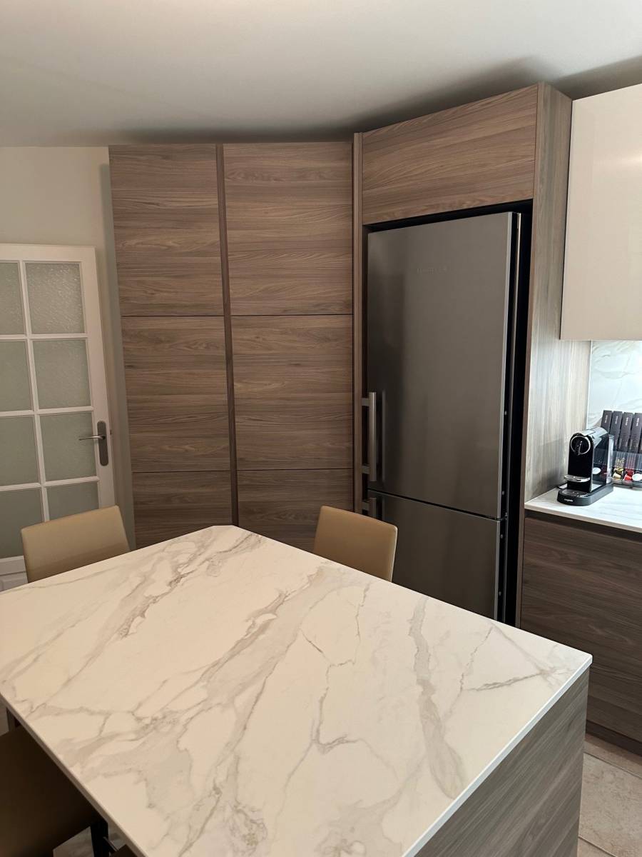 cuisine bois ave plan de travail dekton à l'isle d'abeau