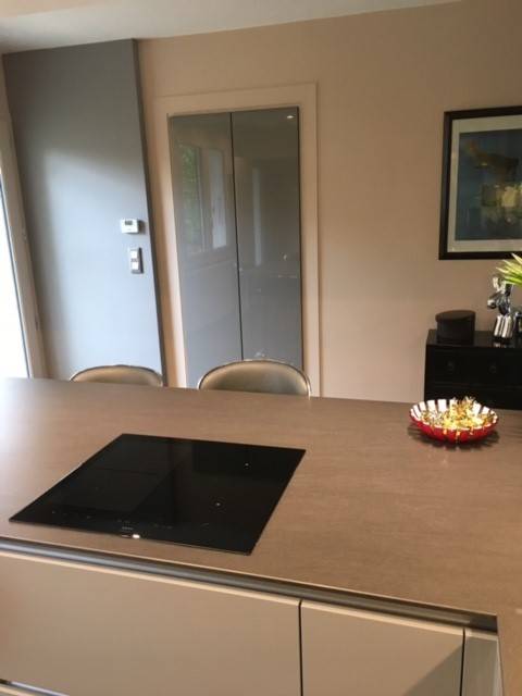 cuisiniste proposant des plans de travail dekton bromo à craponne