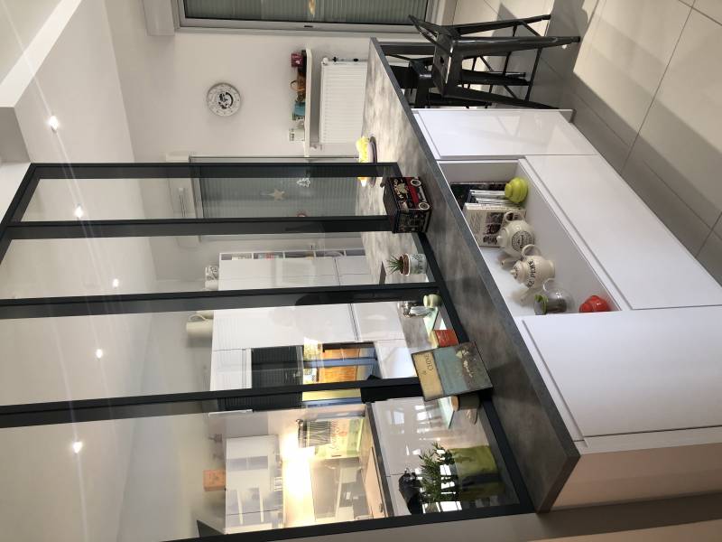 Réalisation d'une cuisine moderne sur mesure dans un appartement à Lyon