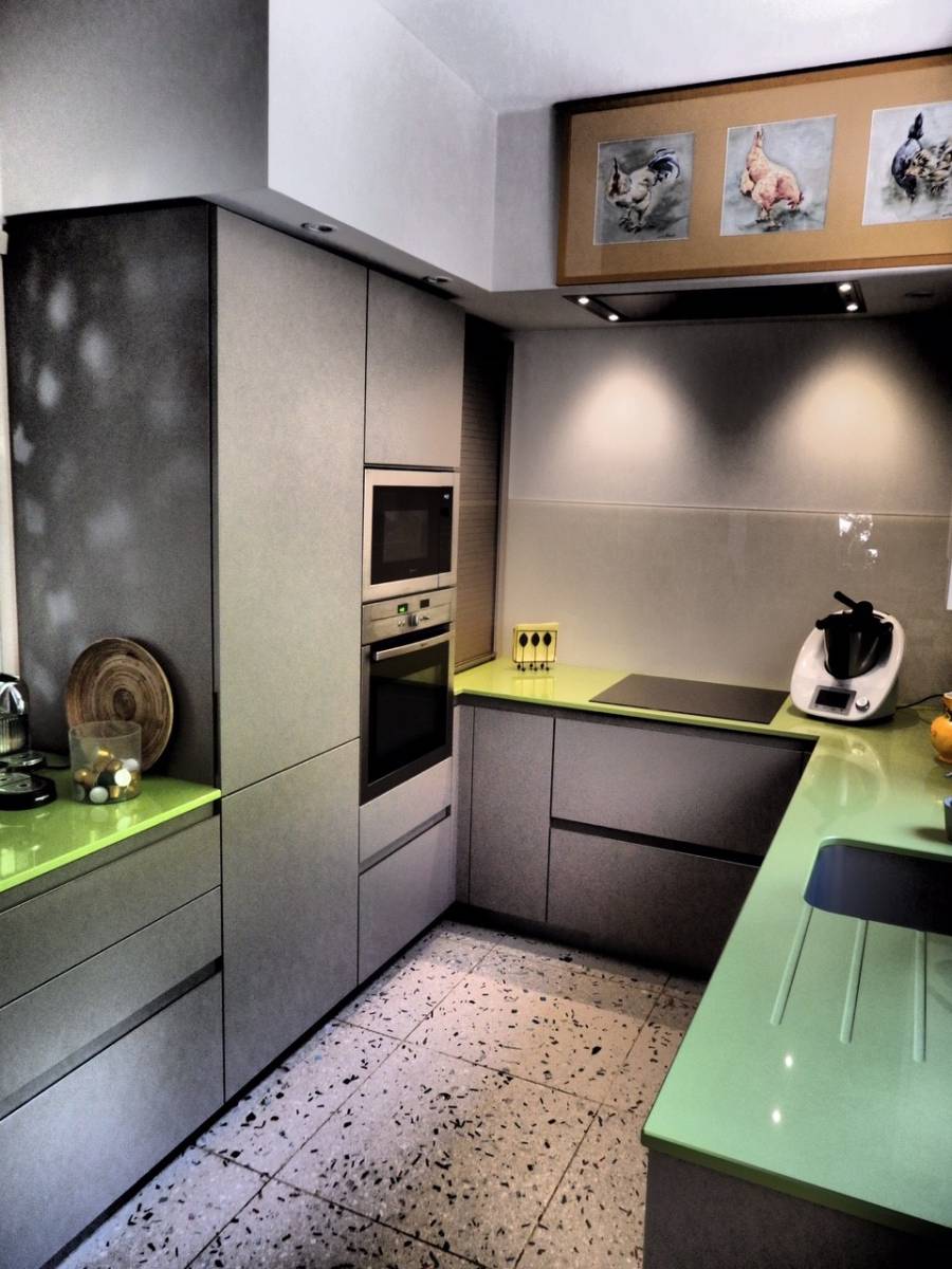 cuisiniste posant des meubles allemands à caluire