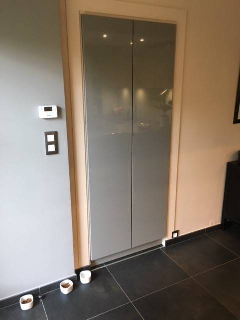 meuble permettant de cacher les balais dans une cuisine à craponne