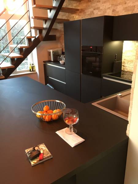 Cuisine avec meubles noirs à Caluire 