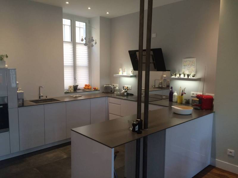 Piliers porteurs intégrés dans une cuisine réalisée sur mesure par un cuisiniste à Lyon