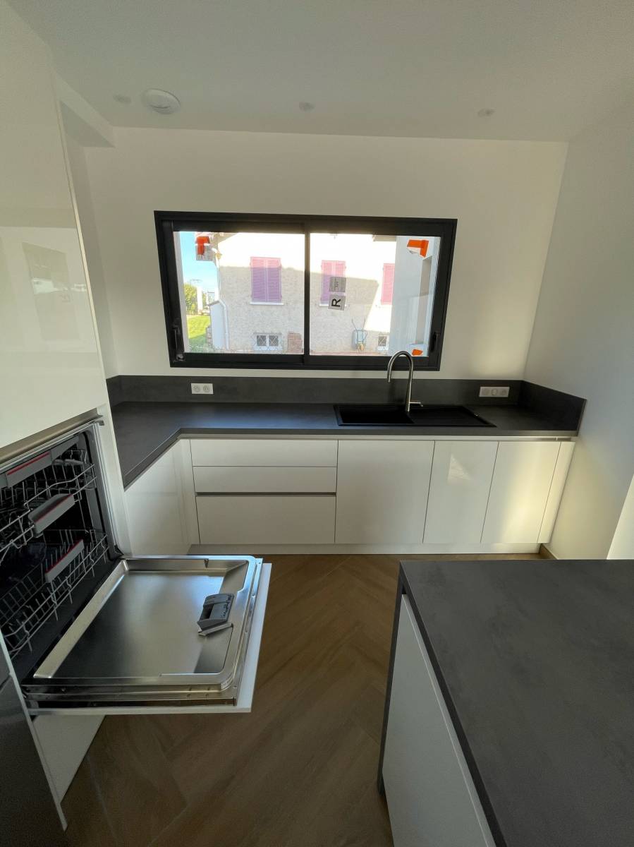 lave vaisselle en hauteur cuisiniste soucieu en jarest