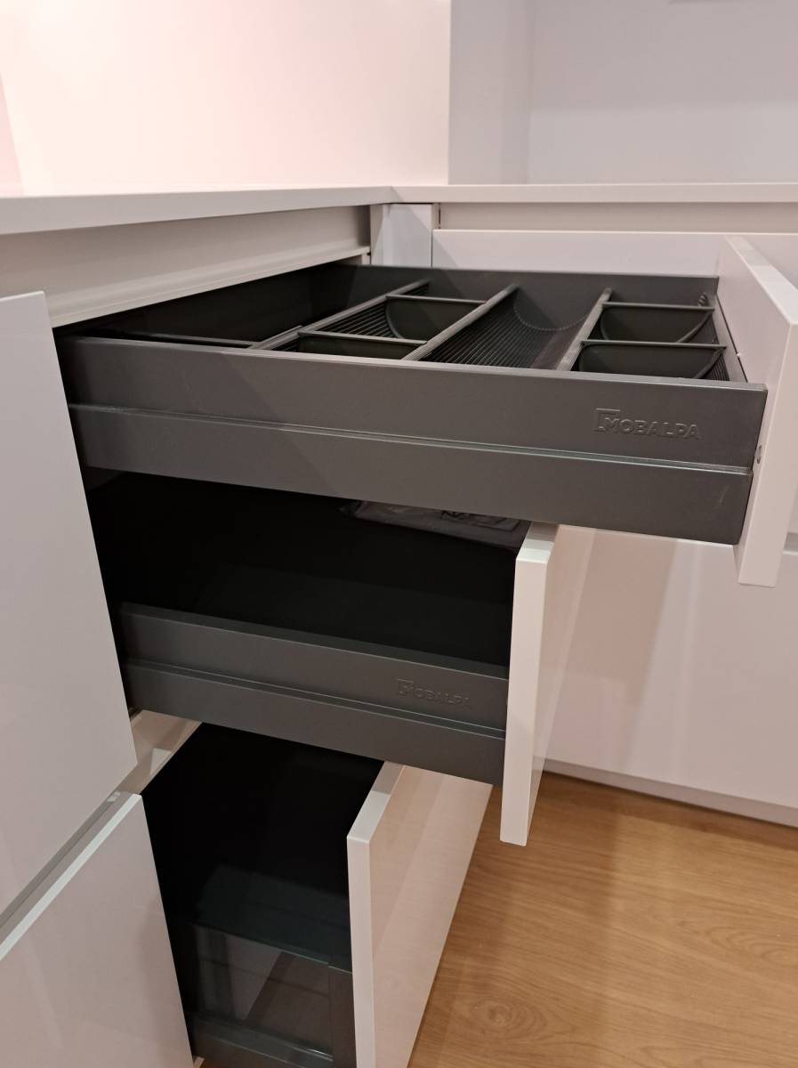 cuisine avec plan de travail blanco zeus