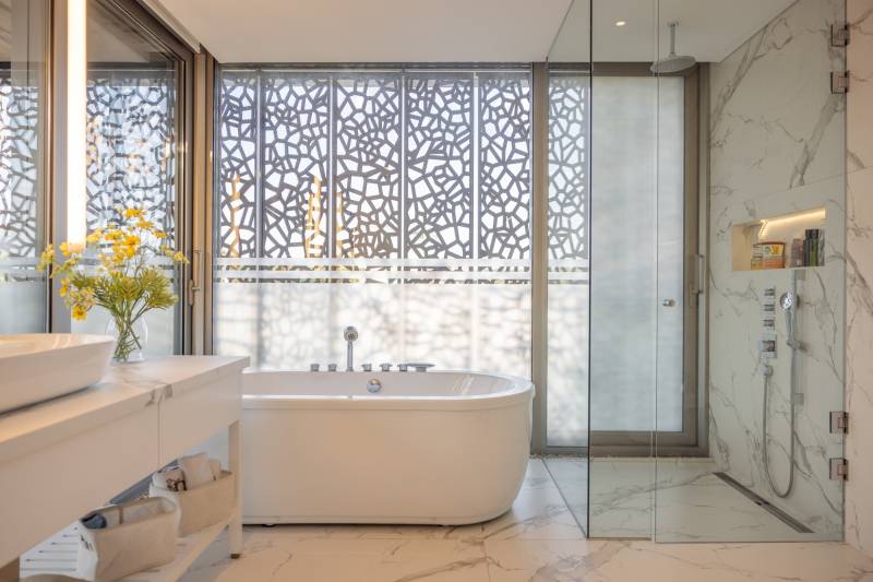 Salle de bain avec dekton aura