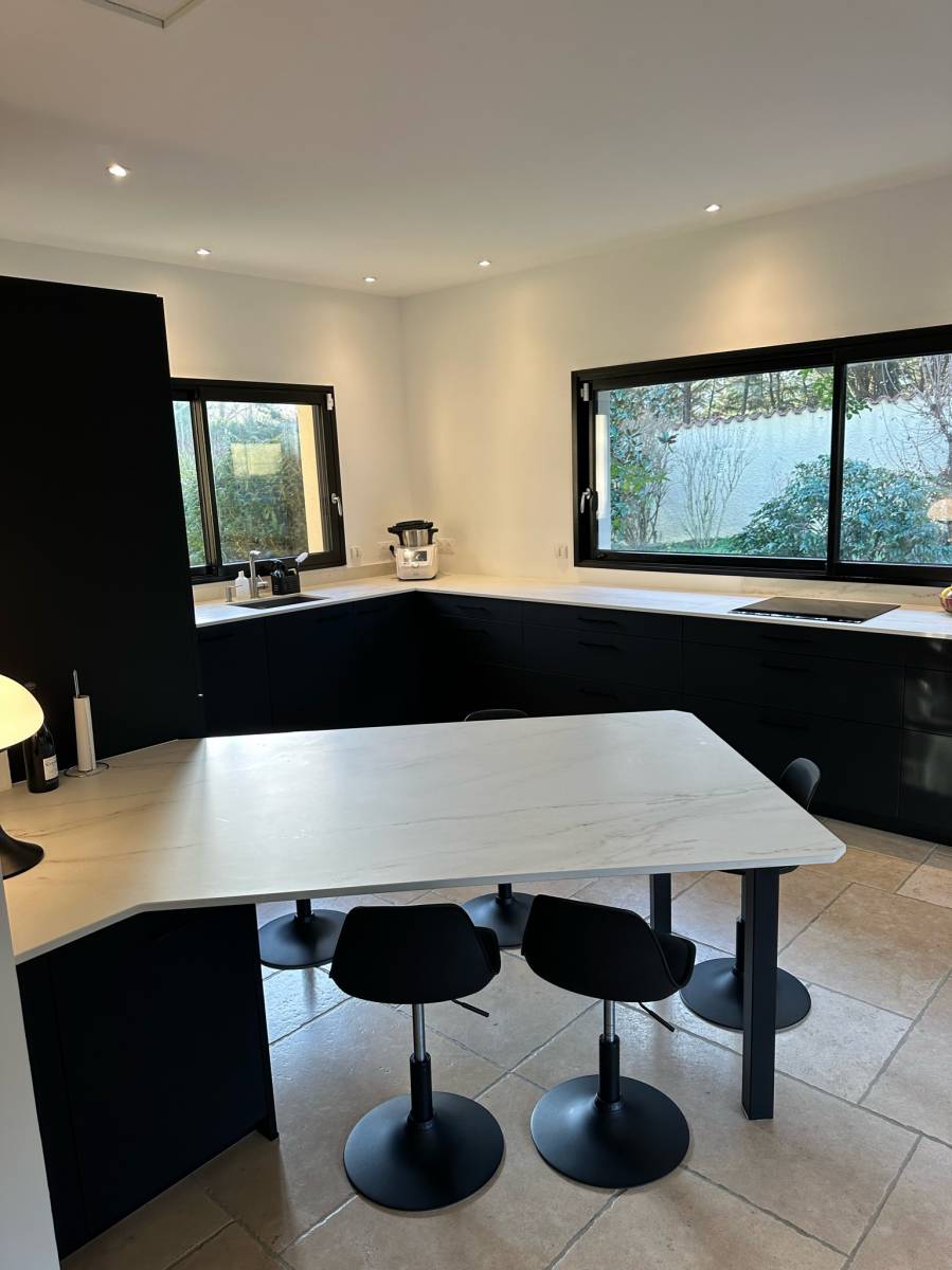 Artisan cuisiniste proposant la pose de cuisine équipée à villeurbanne