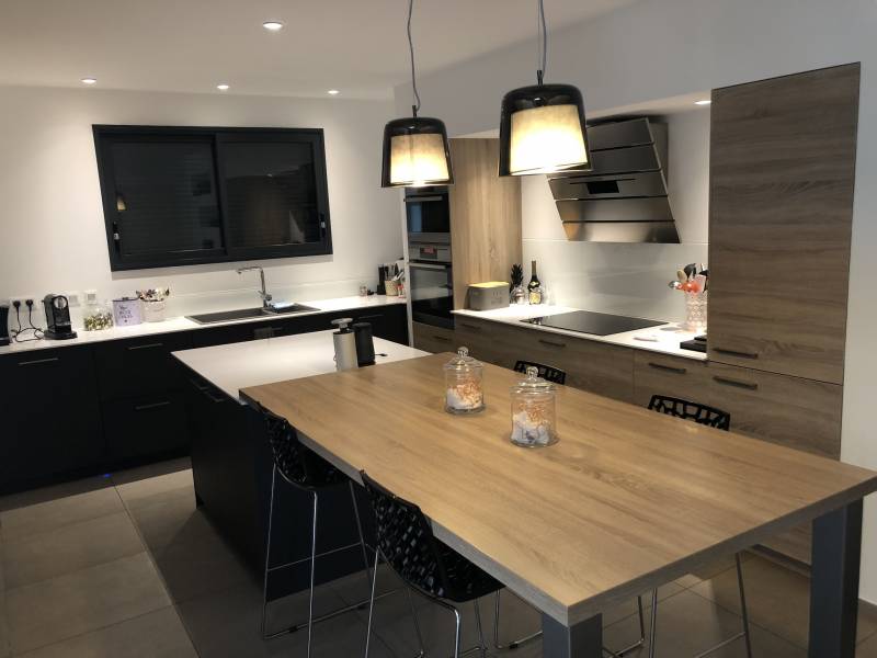 Cuisine avec plan de travail en îlot central à Lyon 6