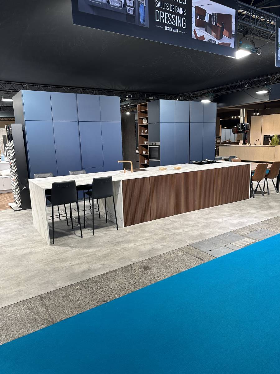 Cuisine bleue moderne avec plan de travail Dekton par votre cuisiniste à Lyon