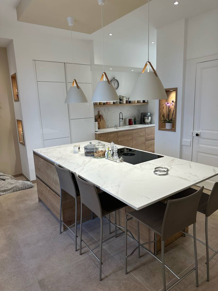 Cuisine bois avec plan de travail dekton à lyon