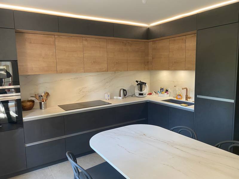 Cuisine design fabriquée sur mesure par cuisiniste à Villefranche sur Saone