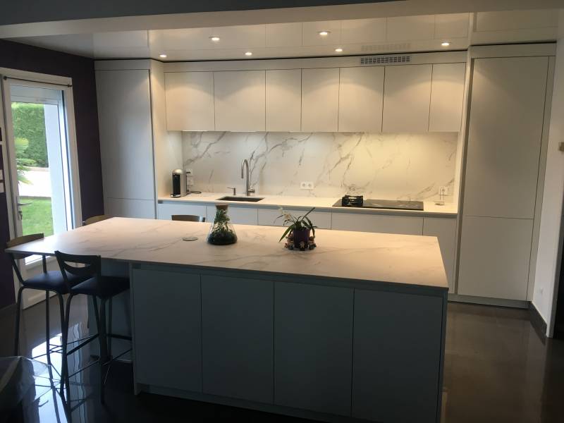 Cuisine blanche avec dekton sathonay camp