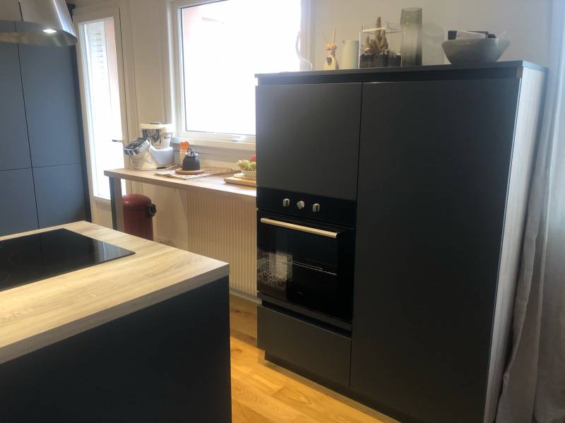 Conception et installation d'une cuisine noire avec verrière par Cuisiniste à Givors