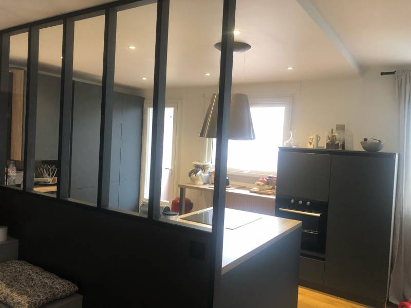 Cuisine noire avec verrière posé par cuisiniste à Lyon