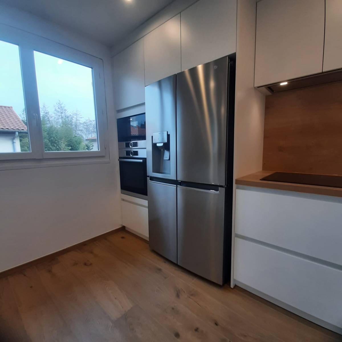 frigo us intégré dans une cuisine équipée