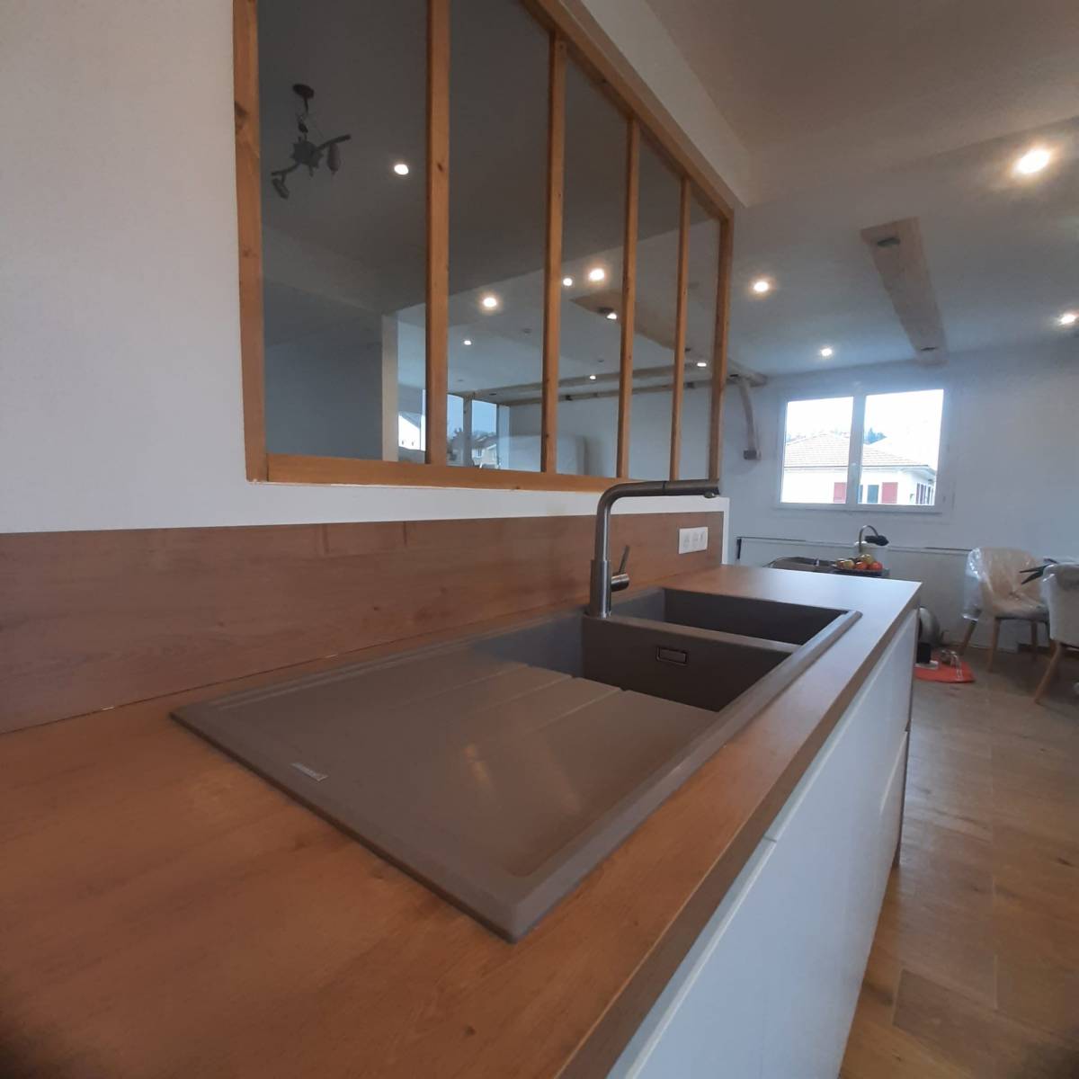 verriere bois dans cuisine équipée