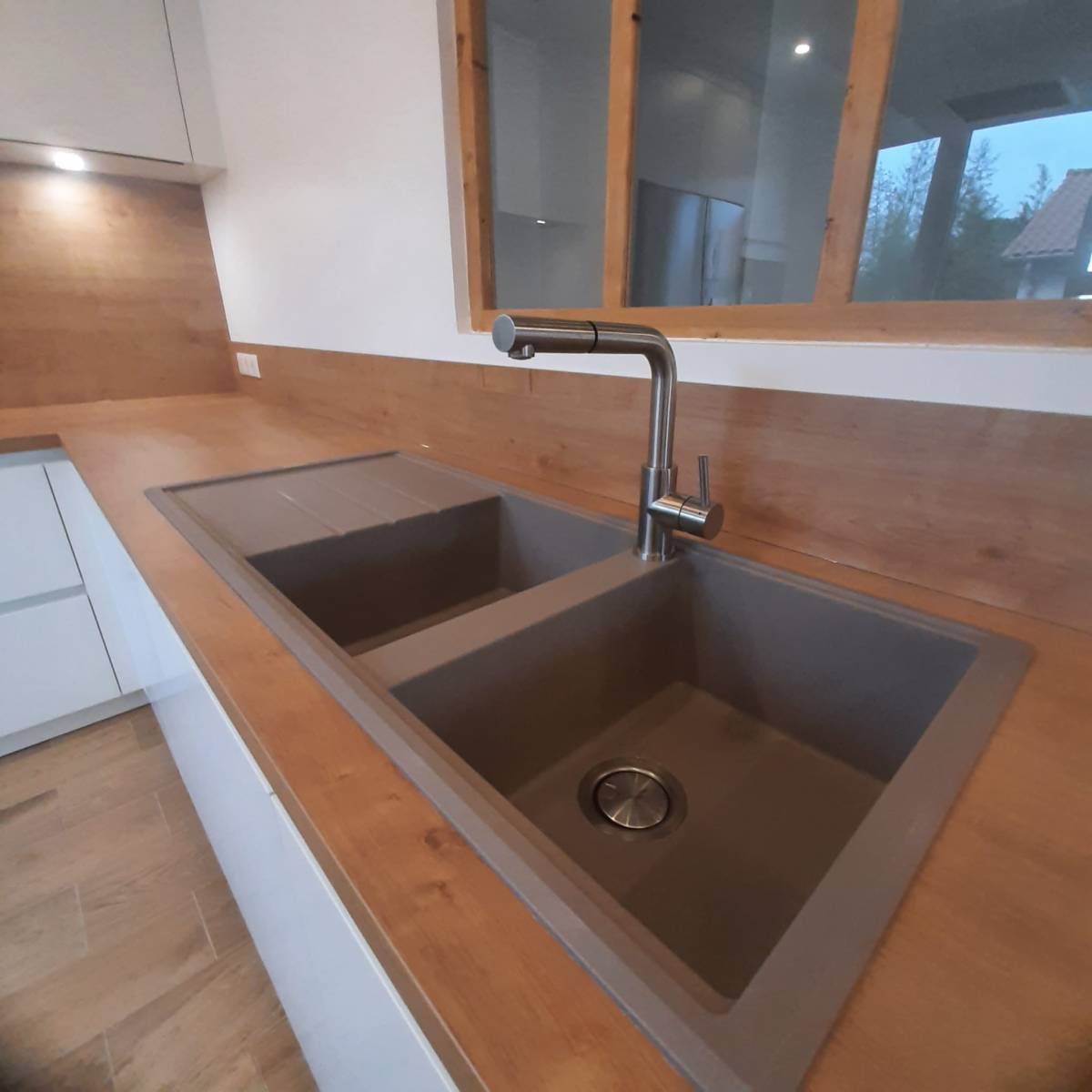 evier double bac gris dans une cuisine