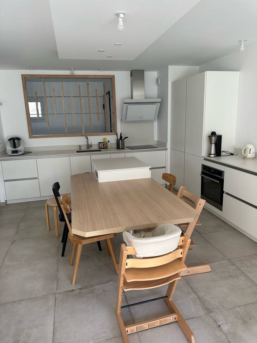 Création d'une cuisine blanche avec un plan de travail en bois par un cuisiniste à Givors