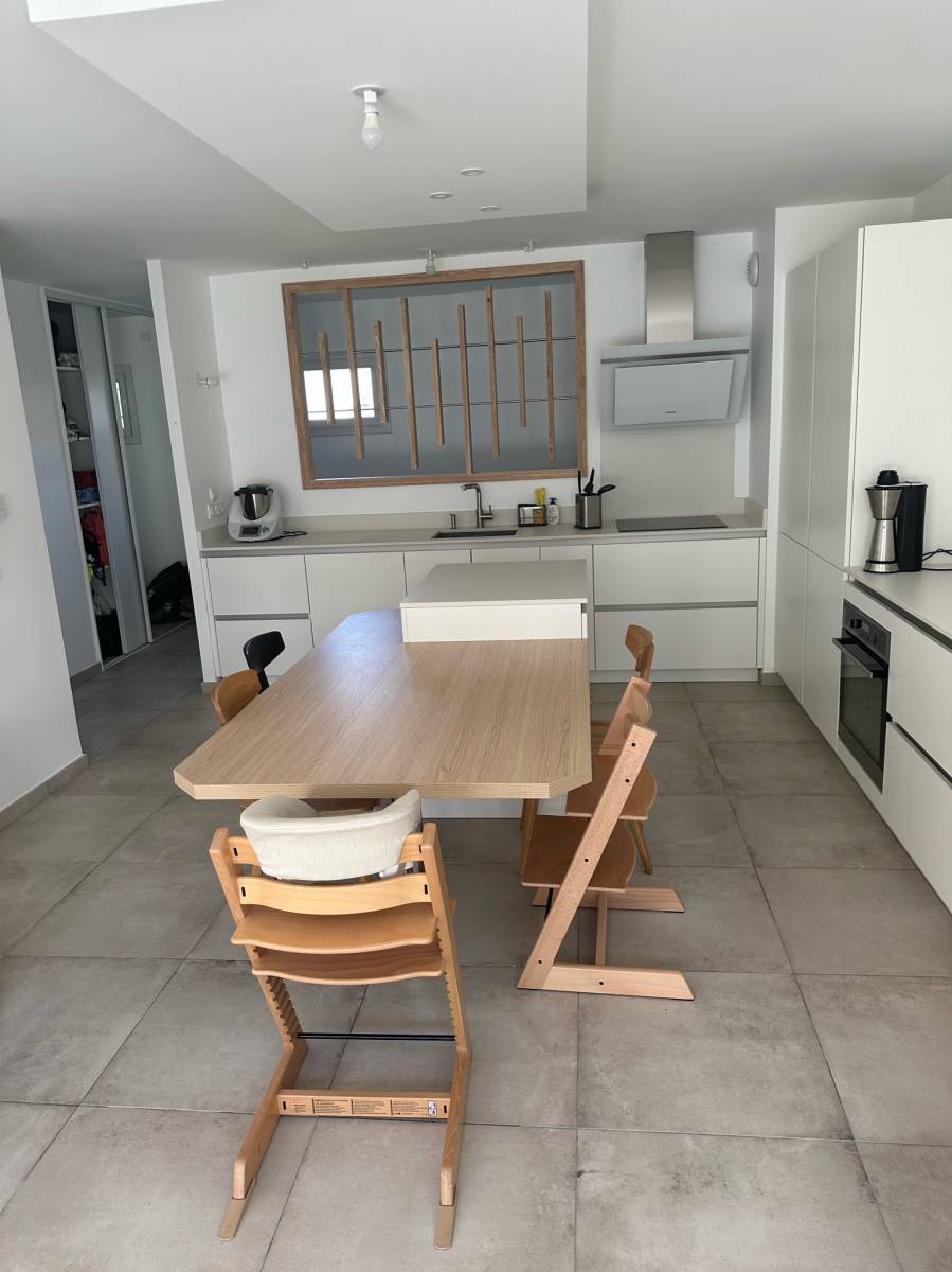 Cuisiniste pour fabrication et pose d'un îlot central avec coin repas intégré près de Lyon