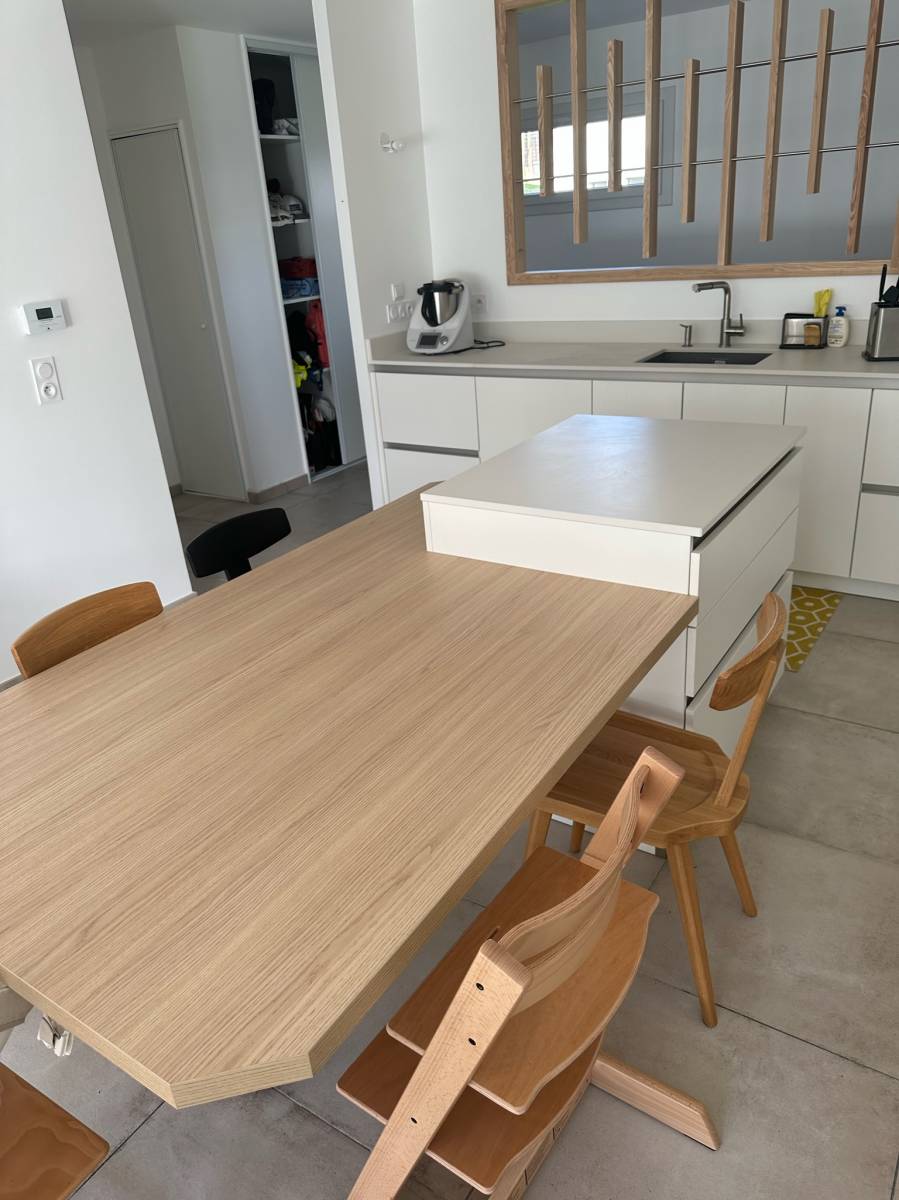 Création et prose d'un îlot central de cuisine avec table intégré à côté de Lyon