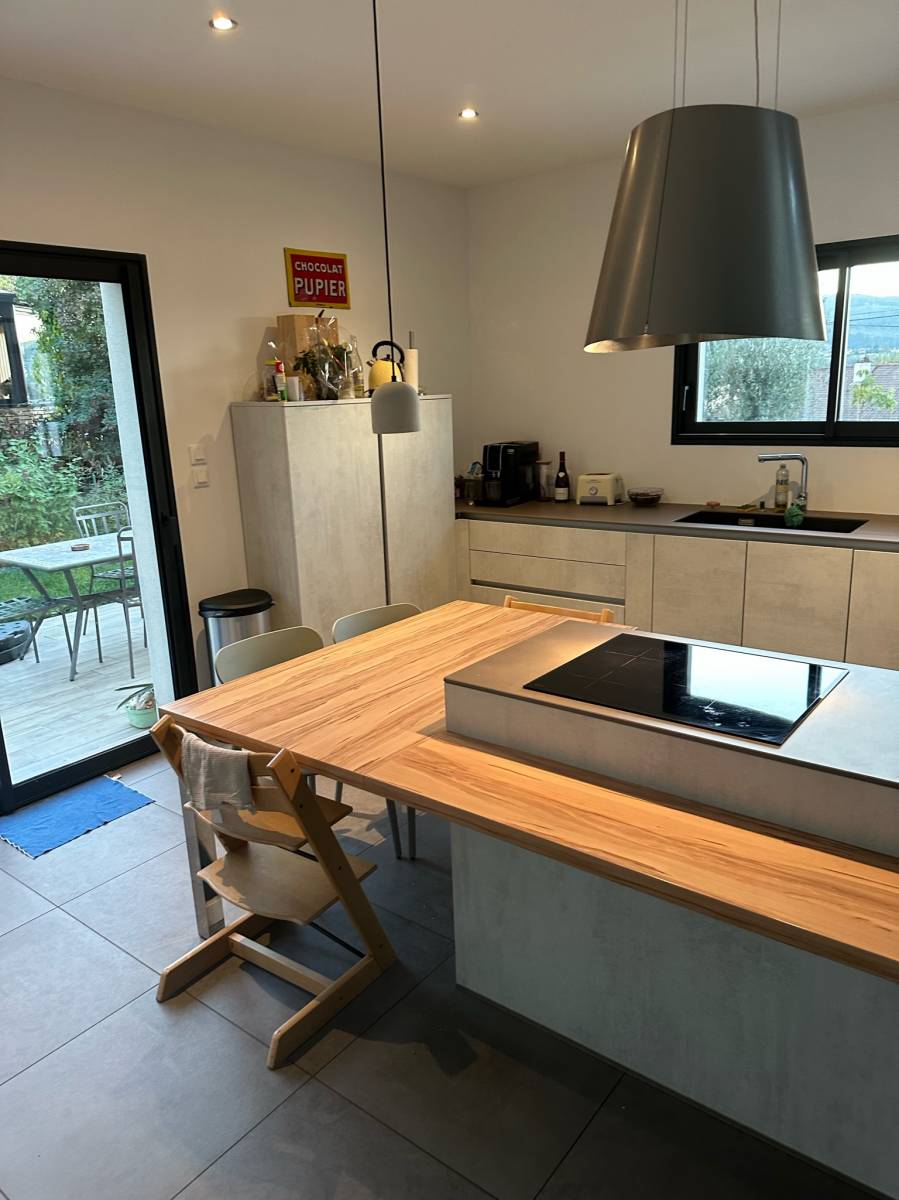 Cuisiniste vers Champagne au Mont d'Or pour créer une cuisine avec ilot central avec table intégrée