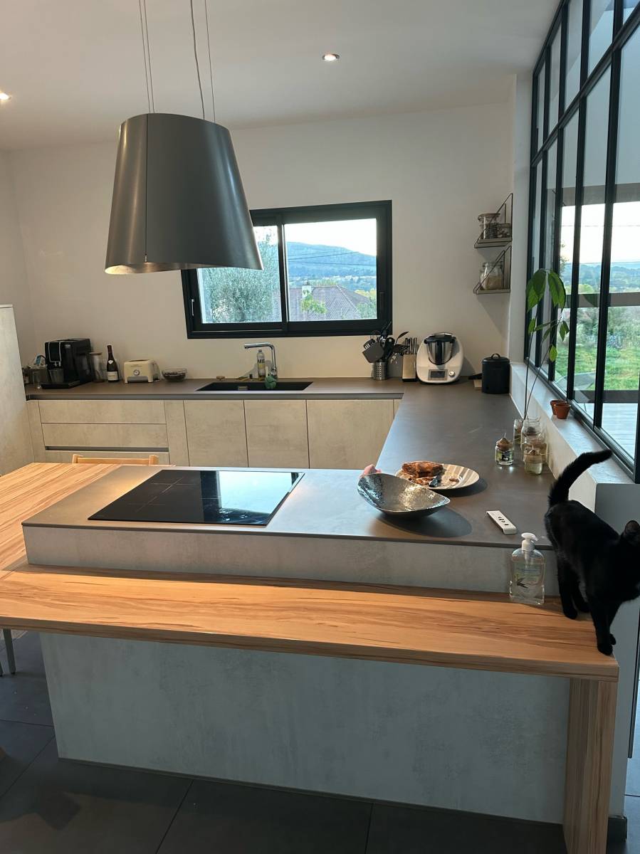 Cuisiniste à Lyon pour la création sur mesure d'un îlot central avec table intégrée