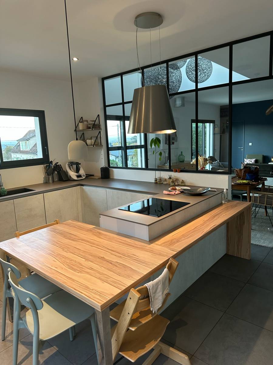 Cuisine blanche et bois conçue par cuisiniste à Givors 