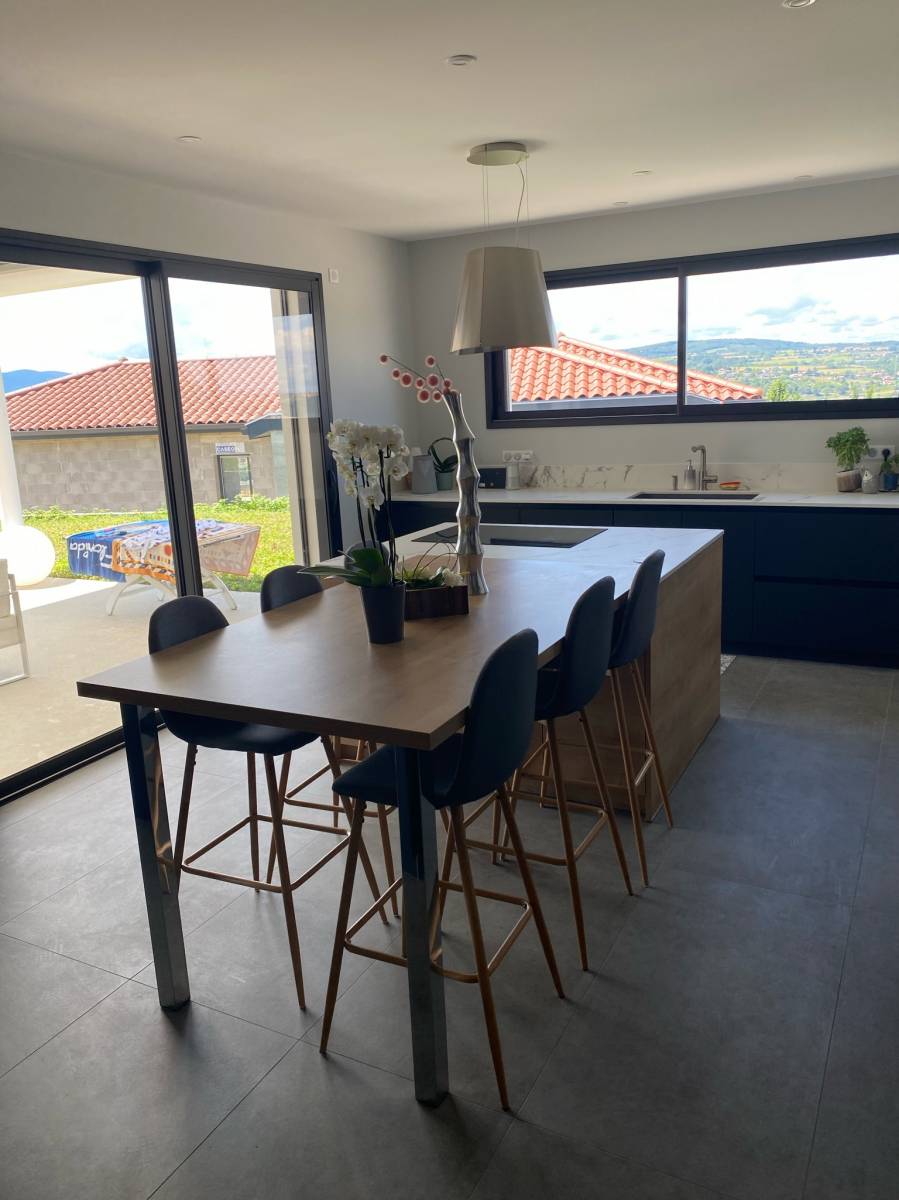 Cuisiniste à Chasse sur Rhone pour la création et pose d'une cuisine sans meuble haut