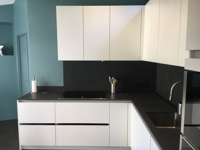 Cuisiniste à lyon pour créer une cuisine carrée focntionnelle