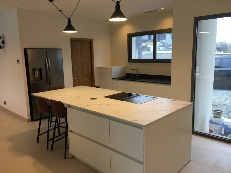 Cuisine avec gorges sans poignées sathonay camp