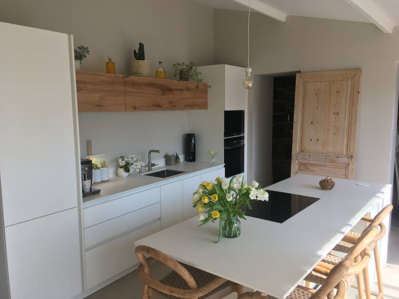 Installation de cuisine blanche et bois avec ilot central à Lyon