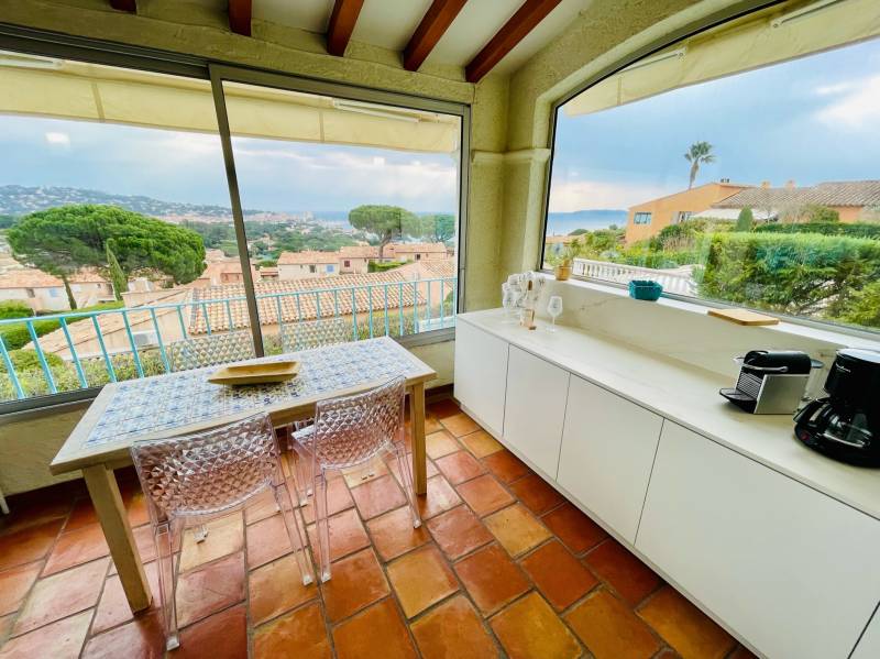  Pose d'une cuisine sans poignée et au style épuré par cuisiniste à Lyon